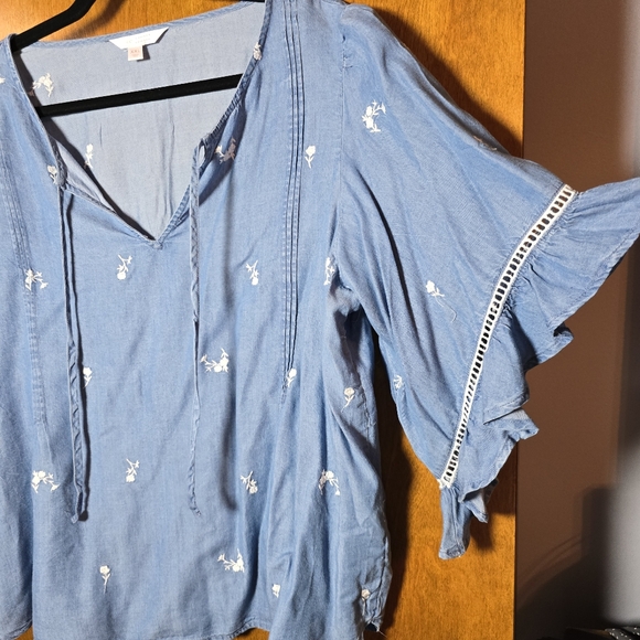 LC Lauren Conrad Denim Color Floral Accent Blouse Size XXL - Picture 5 of 6